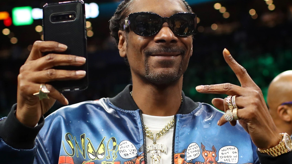 Snoop Dogg & Cozomo De Medici Invest in Rekt Guy NFT