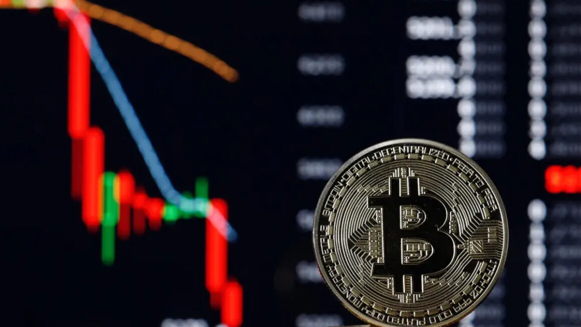 As the selling pressure increases, Bitcoin falls below $19,000 and Ethereum slips below $1000